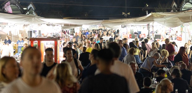 Αθρόα προσέλευση κόσμου στο παζάρι Λάρισας (βίντεο)